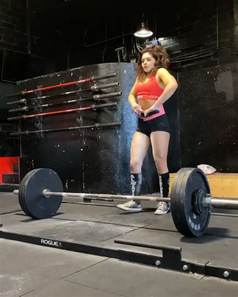 19 y/o Serena Abweh deadlifts 150kg (330lb) at a bodyweight of。